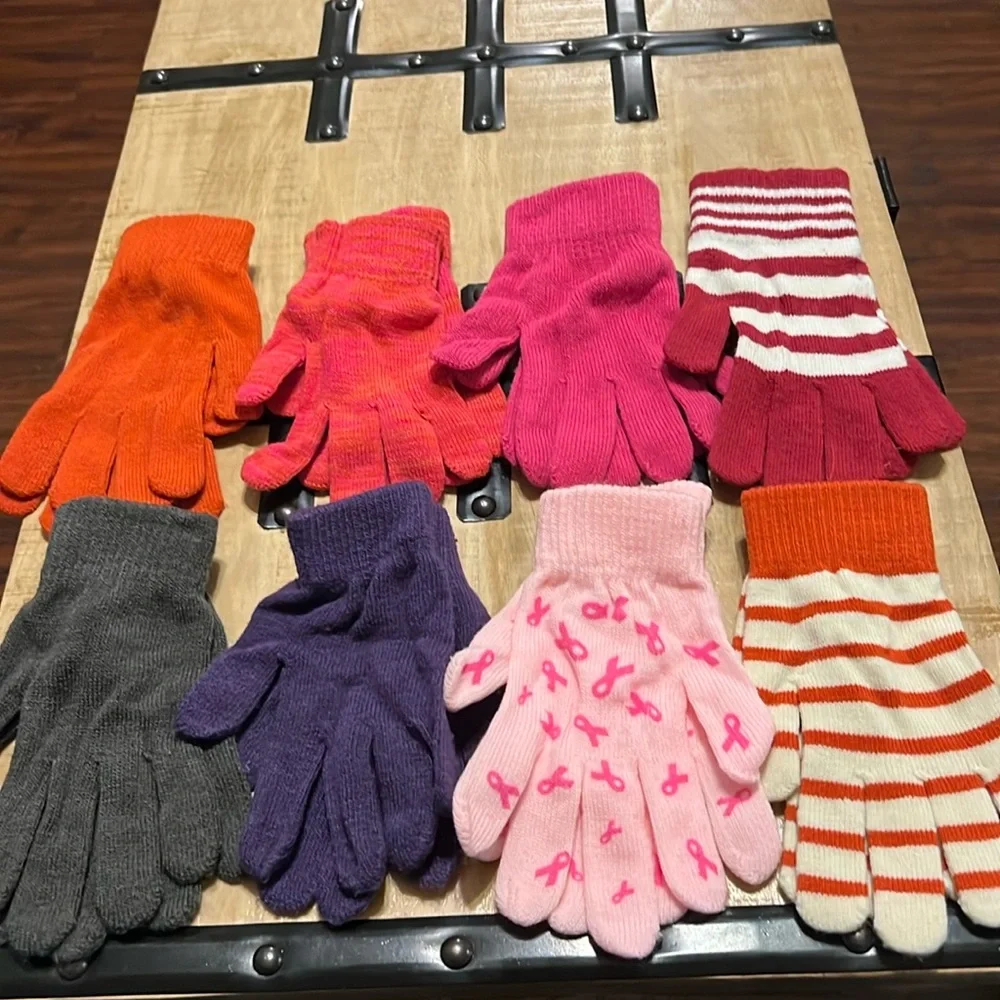 8 pairs of women’s gloves